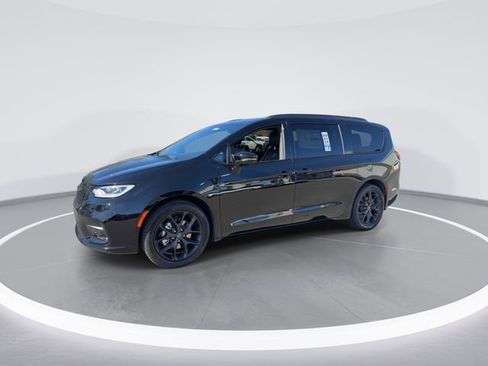 New 2026 Chrysler Pacifica Limited FWD image 4