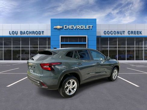 Used 2025 Chevrolet Trax LS w/ LS Convenience Package FWD image 8