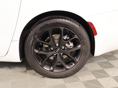 Used 2024 Chrysler Pacifica Touring-L w/ Uconnect Theater Family Group FWD image 21