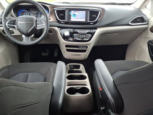 Used 2022 Chrysler Voyager LX FWD image 13