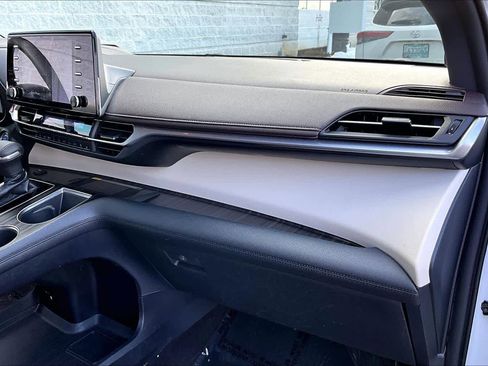 Used 2022 Toyota Sienna Platinum image 19