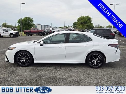 Used 2021 Toyota Camry SE image 4