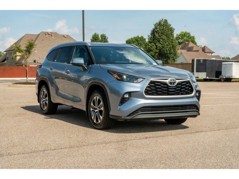 Used 2023 Toyota Highlander XLE AWD/4WD image 3