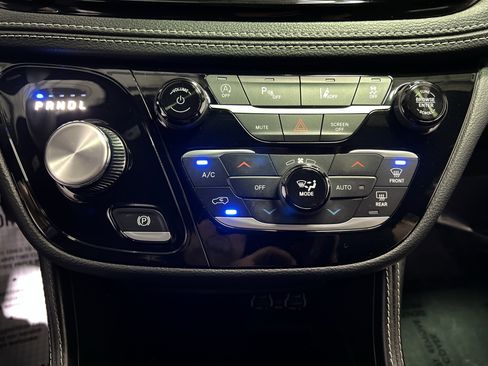 Used 2025 Chrysler Pacifica Limited image 22