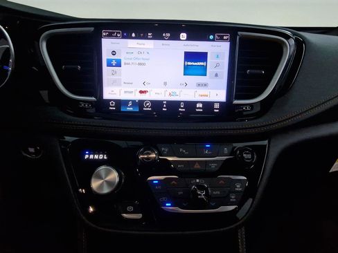 Used 2023 Chrysler Pacifica Pinnacle FWD image 16