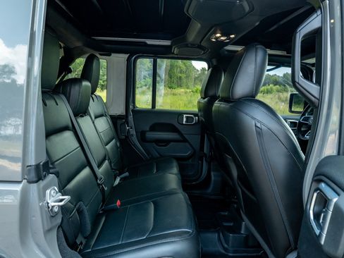 Used 2022 Jeep Wrangler Unlimited Sahara AWD/4WD image 18