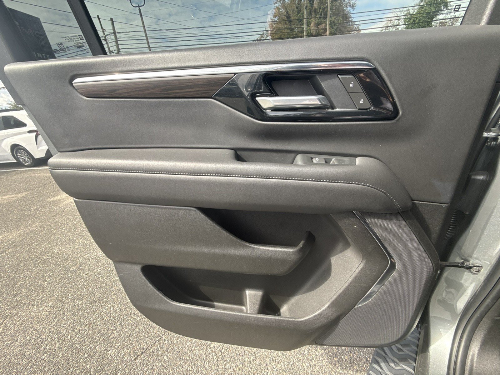 Used 2025 Chevrolet Suburban Z71 AWD/4WD image 29