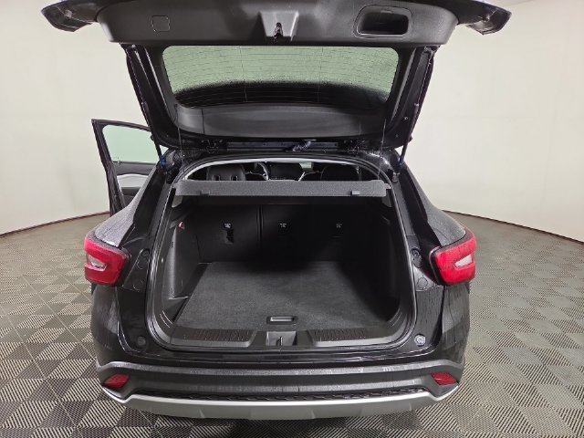 Used 2025 Chevrolet Trax LT FWD image 31