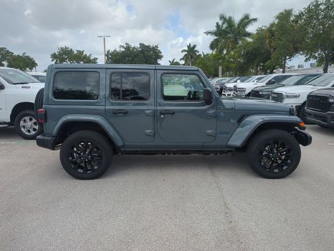 Used 2025 Jeep Wrangler Unlimited Sahara w/ Safety Group AWD/4WD image 5