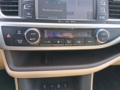 Used 2017 Toyota Highlander Limited AWD/4WD image 23