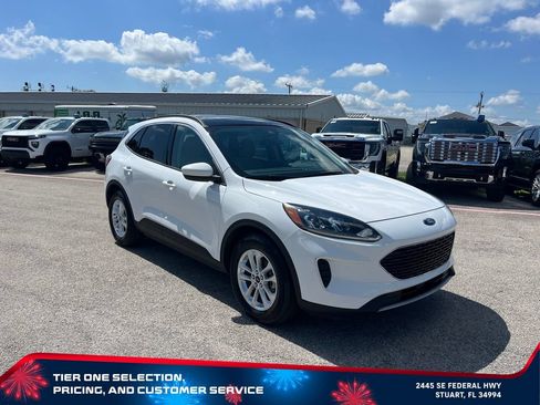 Used 2020 Ford Escape SE FWD image 3