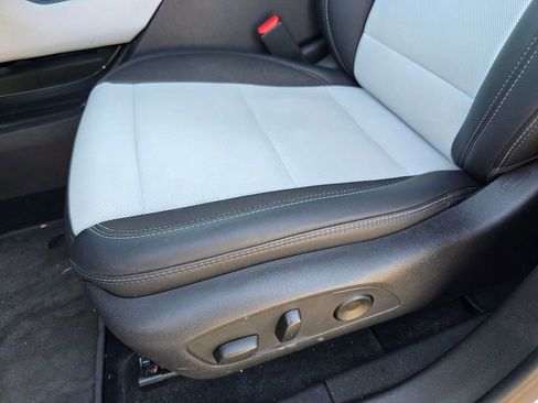 Used 2025 Chevrolet Equinox EV LT image 11