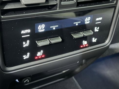 Certified 2025 Porsche Cayenne S image 37