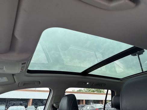 Used 2022 Volkswagen Tiguan SE w/ Panoramic Sunroof Package FWD image 20