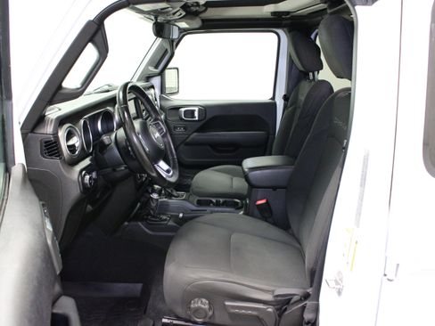 Used 2019 Jeep Wrangler Unlimited Sahara w/ LED Lighting Group AWD/4WD image 19