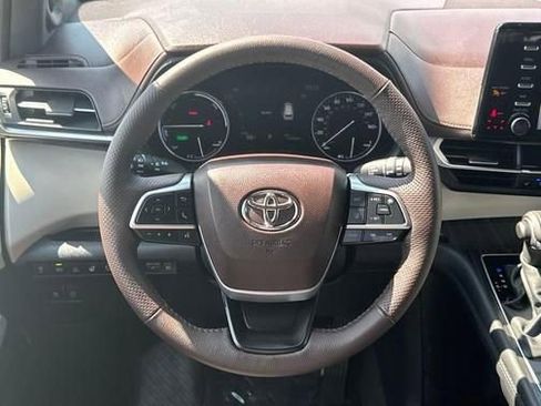 Used 2024 Toyota Sienna Platinum image 15