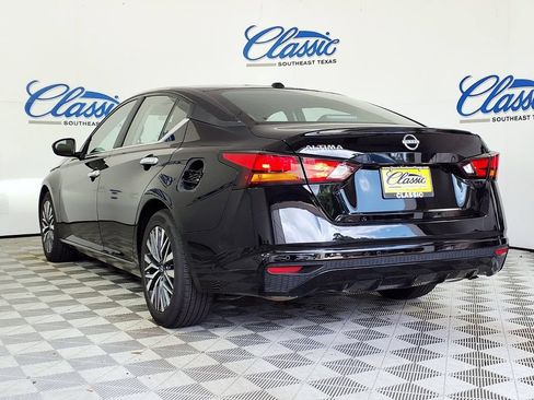 Used 2025 Nissan Altima 2.5 SV FWD image 2