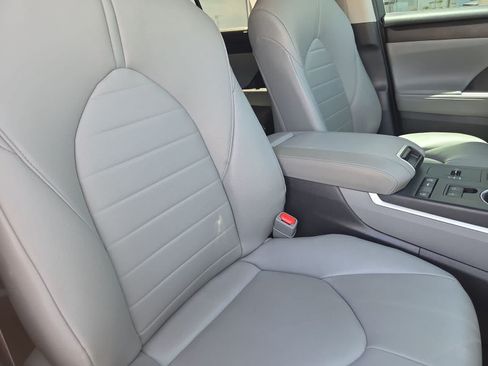 Used 2021 Toyota Highlander XLE FWD image 21