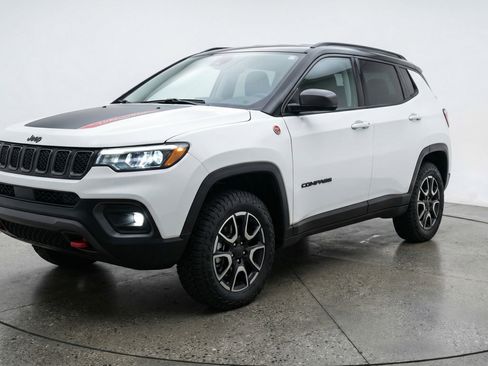 Used 2025 Jeep Compass Trailhawk image 3