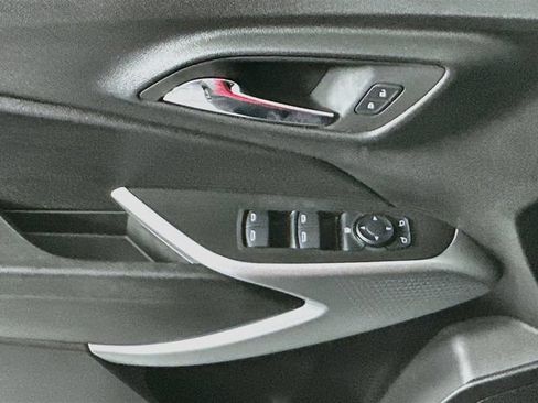 Used 2025 Chevrolet Trax RS w/ Sunroof Package FWD image 18