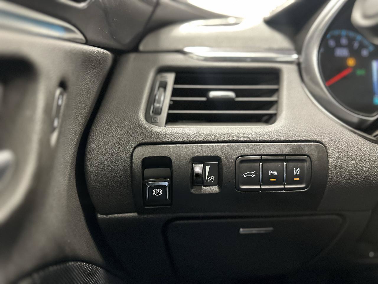Used 2014 Chevrolet Impala LTZ FWD image 22