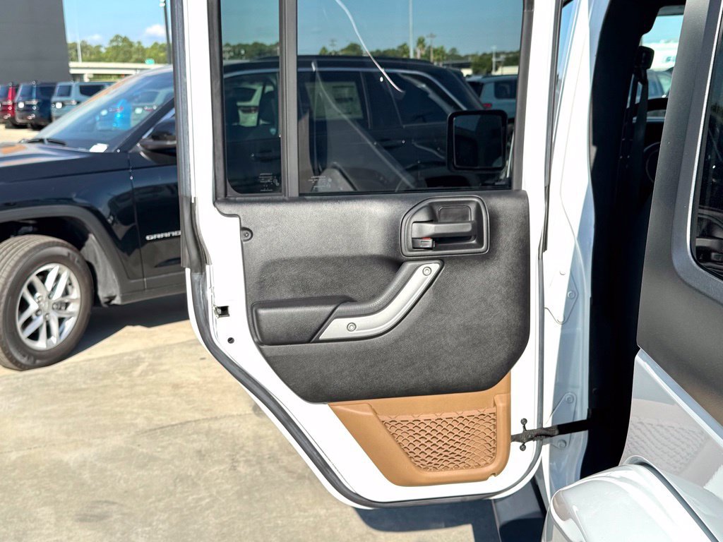 Used 2016 Jeep Wrangler Unlimited Sahara w/ Connectivity Group AWD/4WD image 16