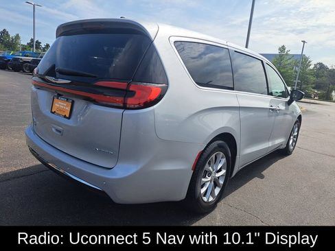 Used 2026 Chrysler Pacifica Limited FWD image 4