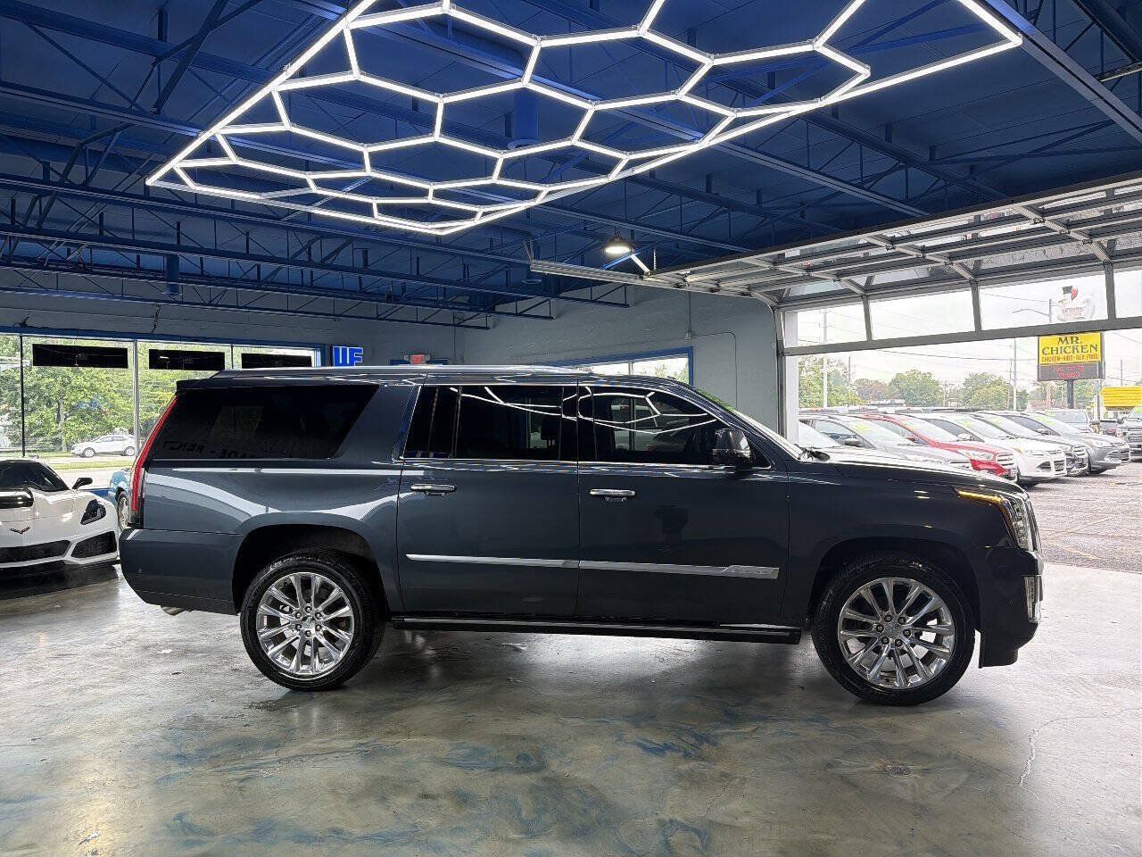 Used 2020 Cadillac Escalade ESV Premium Luxury AWD/4WD image 8