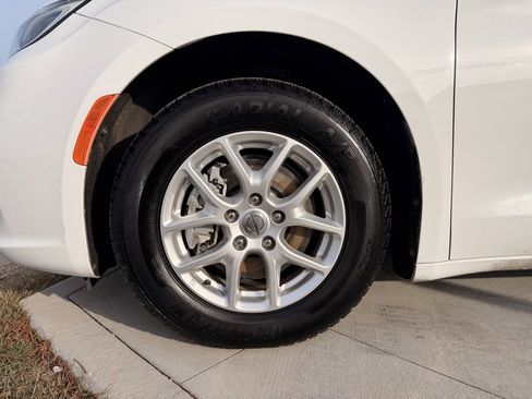 Used 2022 Chrysler Pacifica Touring-L image 9