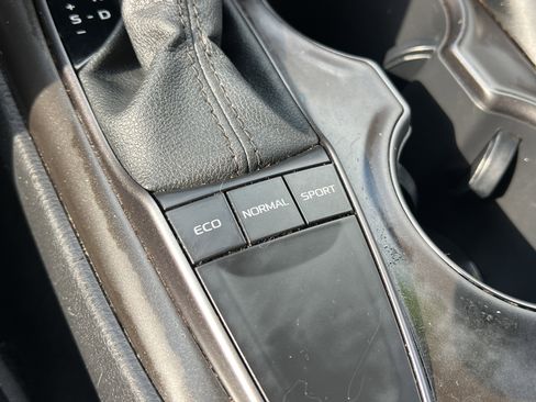 Used 2022 Toyota Camry SE w/ Carpet Mat Package (TMS) image 30