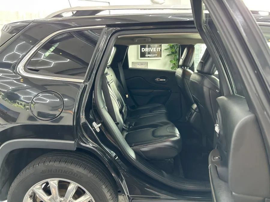 Used 2016 Jeep Cherokee Limited AWD/4WD image 17