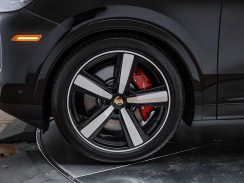Certified 2025 Porsche Cayenne S image 10