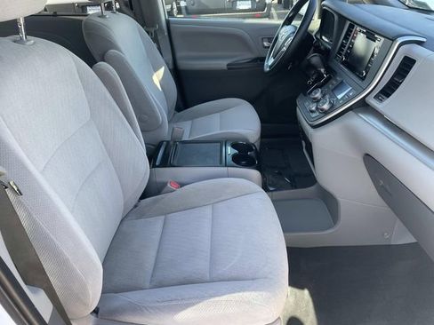 Used 2020 Toyota Sienna LE w/ Carpet Mat Package image 32