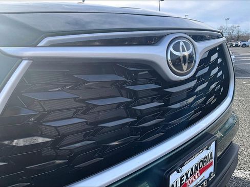 Used 2025 Toyota Highlander XLE image 30