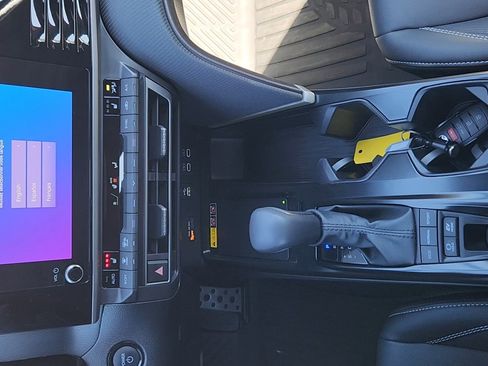 Used 2025 Toyota Camry SE w/ Convenience Package image 15