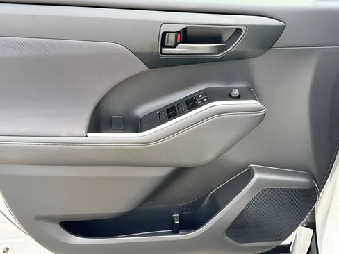 Used 2024 Toyota Highlander LE image 24