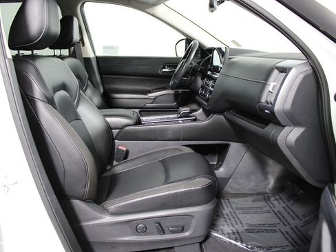 Used 2023 Nissan Pathfinder SL image 16