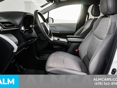 Used 2026 Toyota Sienna LE FWD image 16