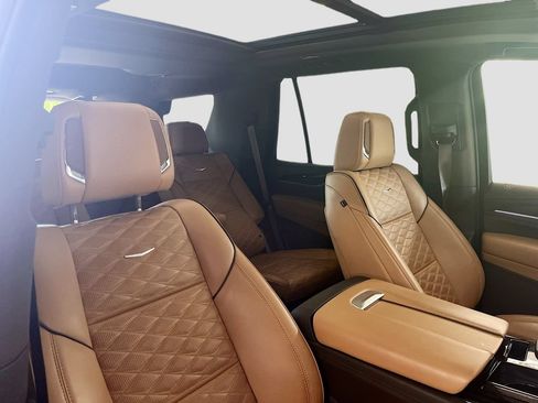Used 2023 Cadillac Escalade Premium Luxury AWD/4WD image 29