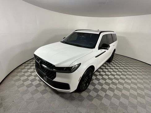 Used 2025 Lincoln Navigator Reserve w/ Jet Appearance Package image 9