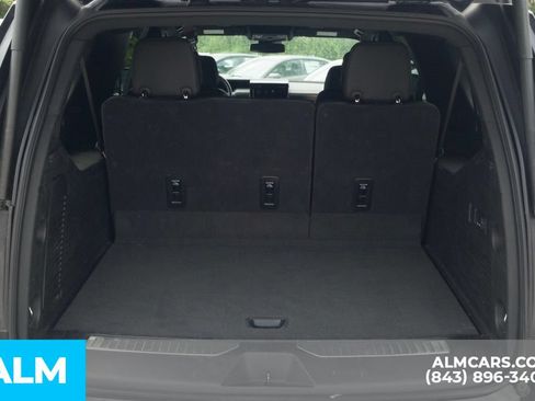 Used 2025 GMC Yukon XL Denali RWD image 8