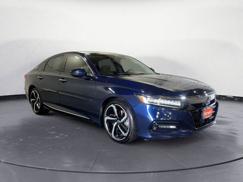 Used 2018 Honda Accord Touring image 3