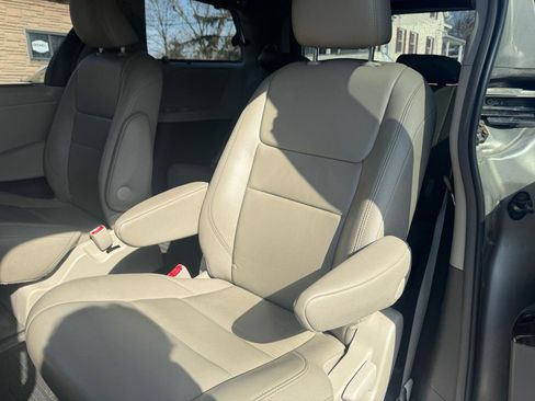 Used 2017 Toyota Sienna XLE image 34