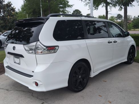 Certified 2020 Toyota Sienna SE w/ Nightshade Edition FWD image 10