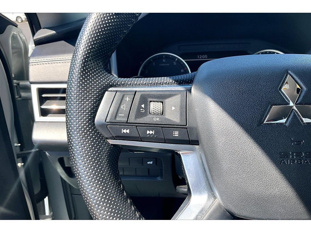 Used 2024 Mitsubishi Outlander SE AWD/4WD image 11