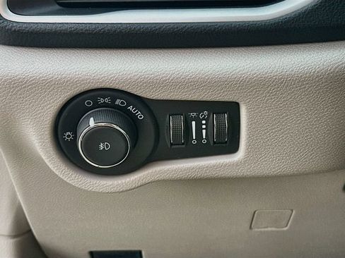 Used 2022 Chrysler Pacifica Touring-L AWD/4WD image 11
