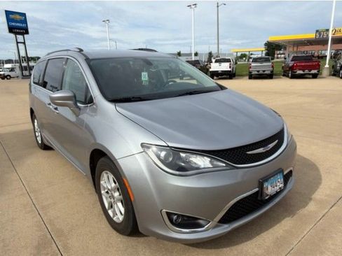 Used 2020 Chrysler Pacifica Touring-L FWD image 1