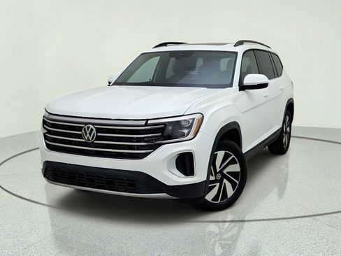 Used 2024 Volkswagen Atlas SE w/ Panoramic Sunroof Package FWD image 2