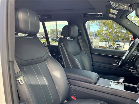 Certified 2025 Land Rover Range Rover SE image 7