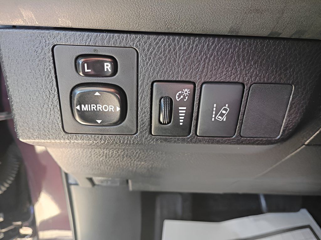 Used 2018 Toyota RAV4 LE FWD image 4